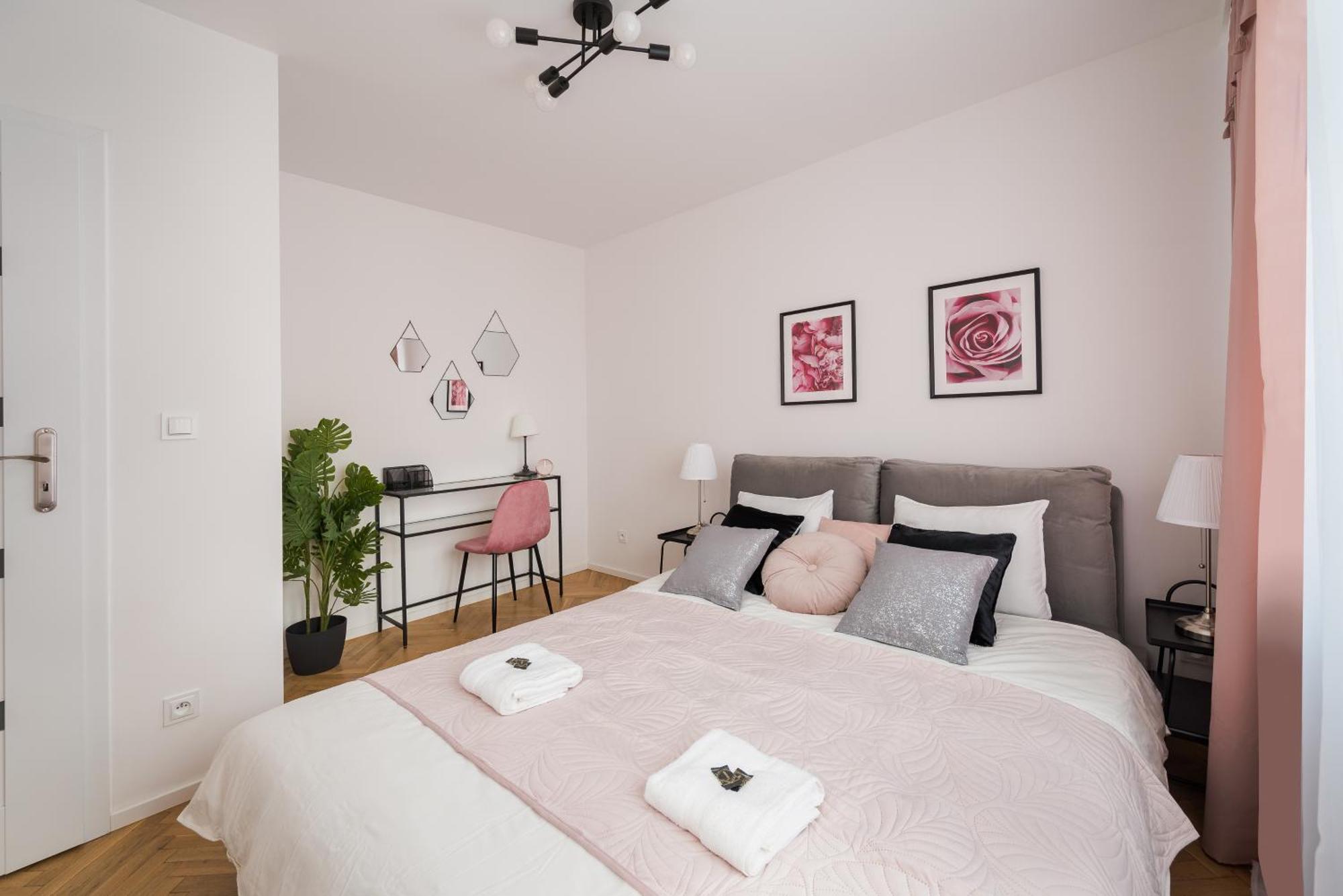 Pulawska Mokotow 2-bedroom & Living Room, Balcony & Free Parking On Site Warszawa